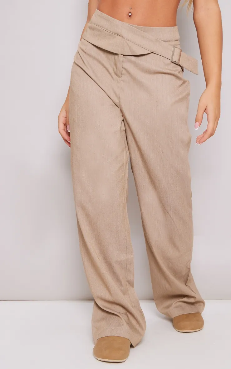 Pantalon droit style tailleur taupe clair à boucles sur les côtés