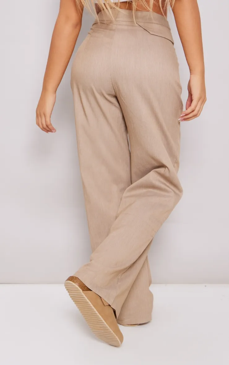 Pantalon droit style tailleur taupe clair à boucles sur les côtés