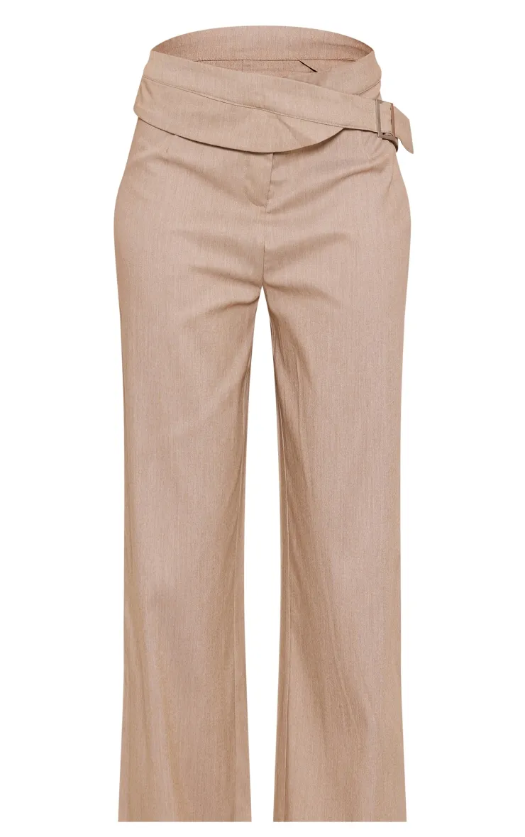 Pantalon droit style tailleur taupe clair à boucles sur les côtés