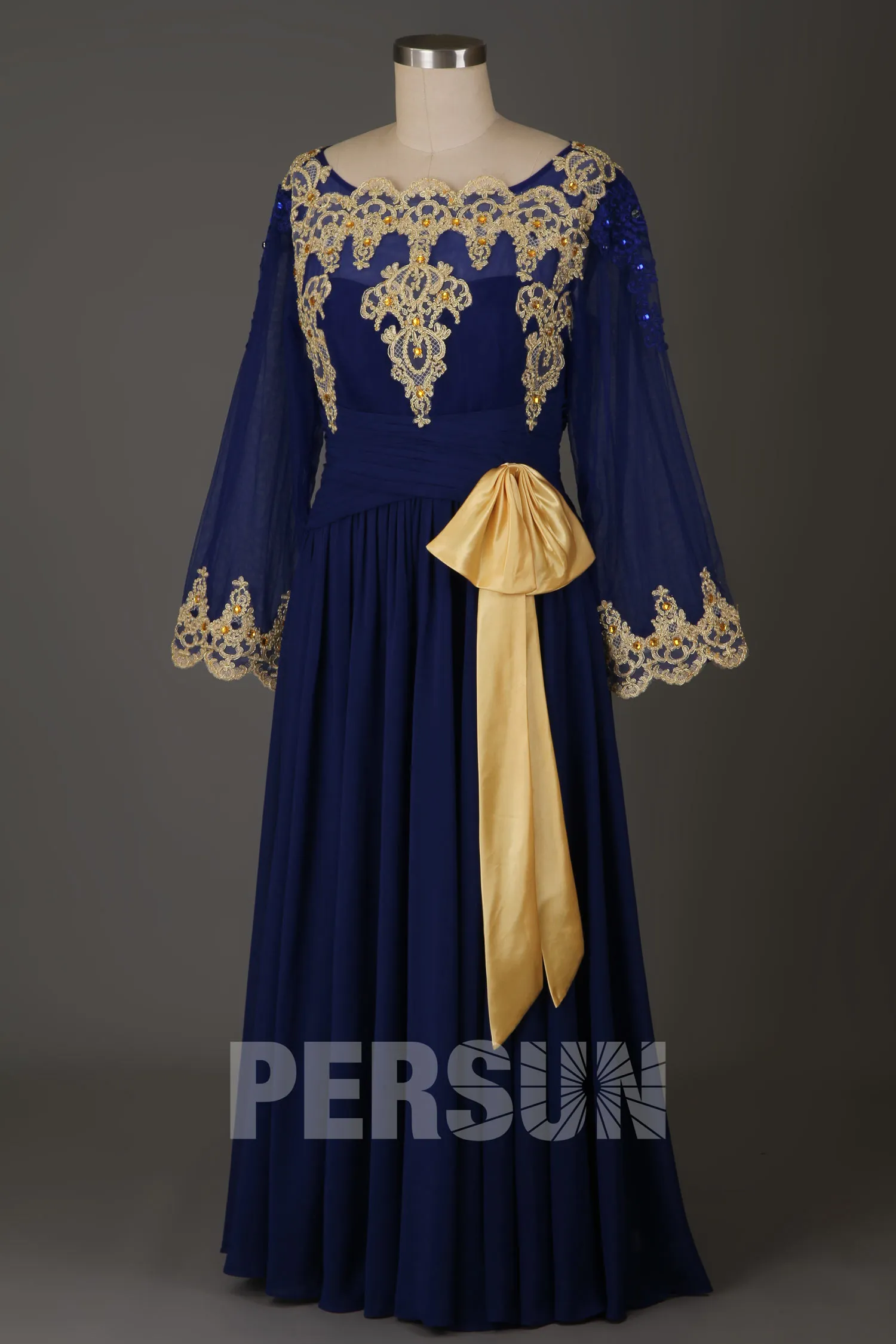 Robe de soirée avec manches bleu roi appliquée guipure dorée