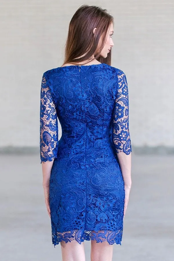 Robe fourreau bleu royal en dentelle avec manches courtes