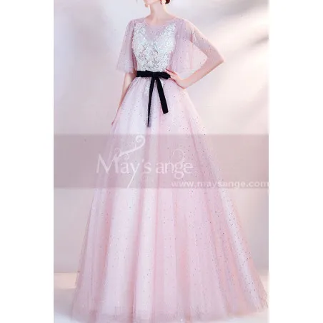 Robe longue cérémonie rose pailleté avec haut brodé et manches papillons