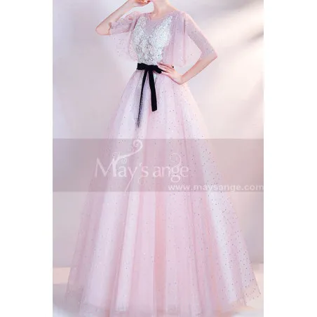 Robe longue cérémonie rose pailleté avec haut brodé et manches papillons